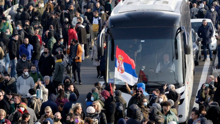 Стотици сръбски опозиционни активисти, предимно студенти, обявиха днес, че ще