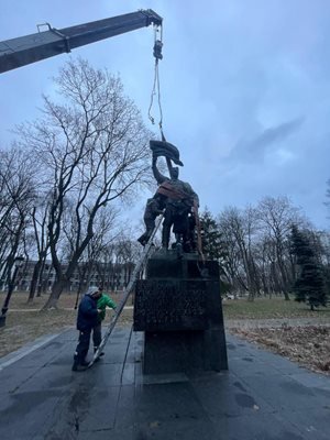 И в Киев резнаха главата на болшевишки паметник