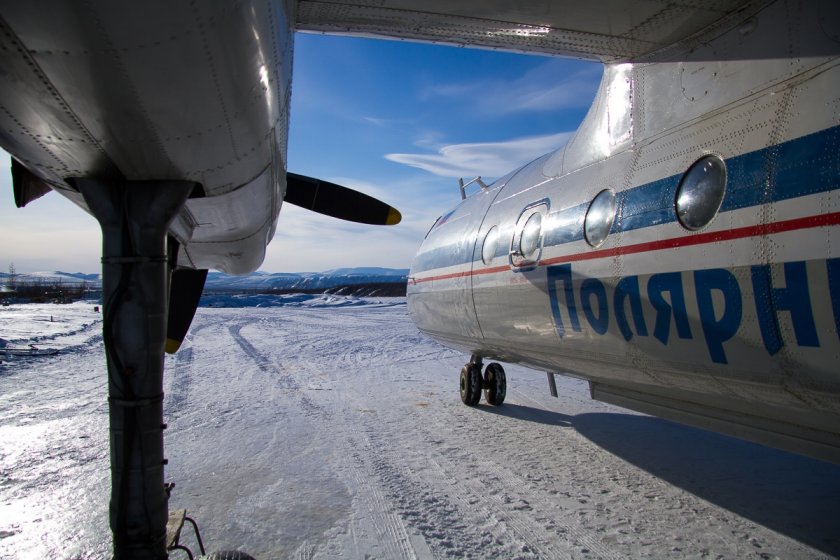 Пътнически самолет кацна върху замръзнала река в Русия. На борда