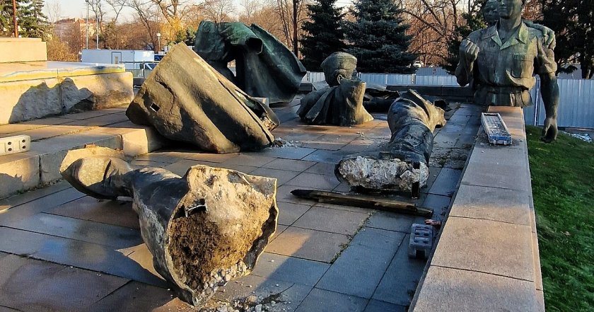 Статуите от ПСА готвени за сметището във Враждебна