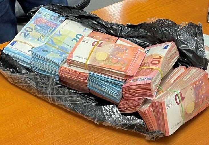 Митнически инспектори на ТД Митница Русе задържаха 71 570 евро,