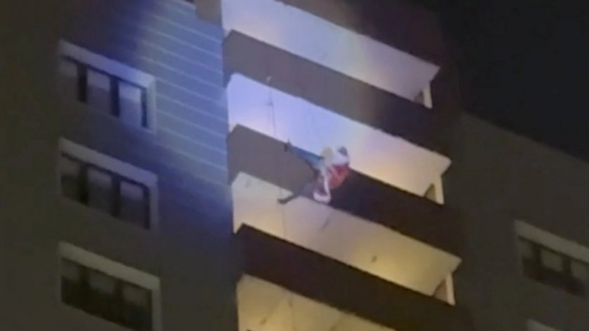 Алпинист, облечен в костюм на Дядо Мраз, падна от балкона