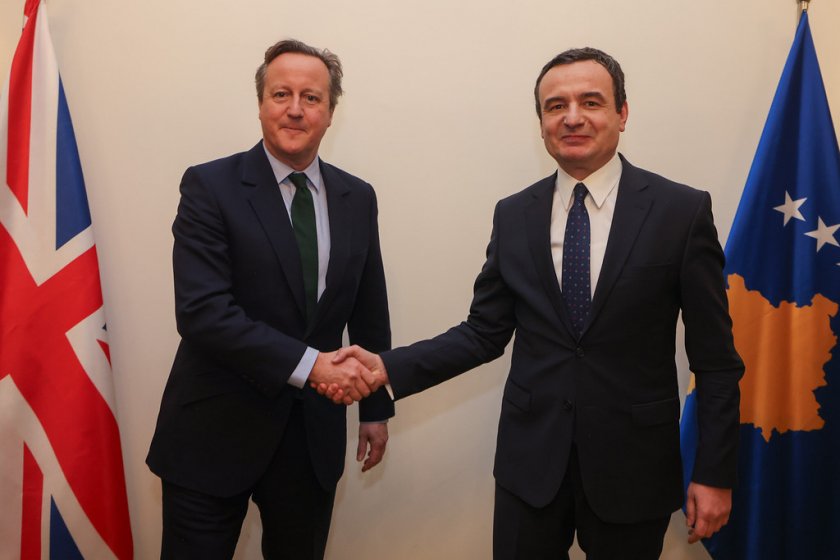 Британският външен министър Дейвид Камерън пристигна на посещение в Косово, съобщи вестник