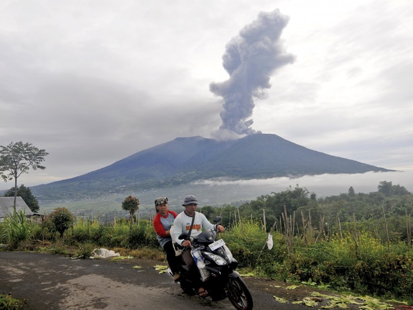 Хиляди евакуирани след изригването на вулкан в Индонезия