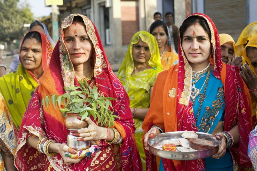 Росен Желязков хварля цветчета в Индия 