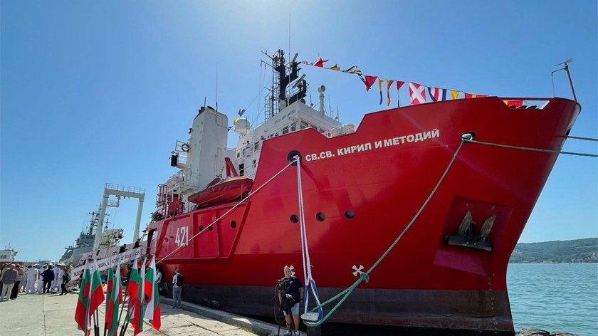 Българският кораб "Св. св. Кирил и Методий" навлезе в пролива Дрейк