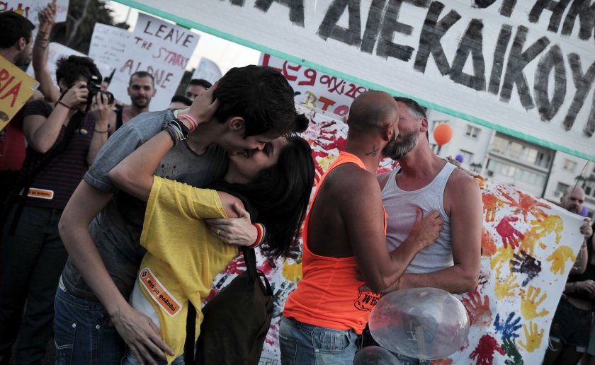Гърция узаконява гей браковете въпреки съпротивата на Църквата