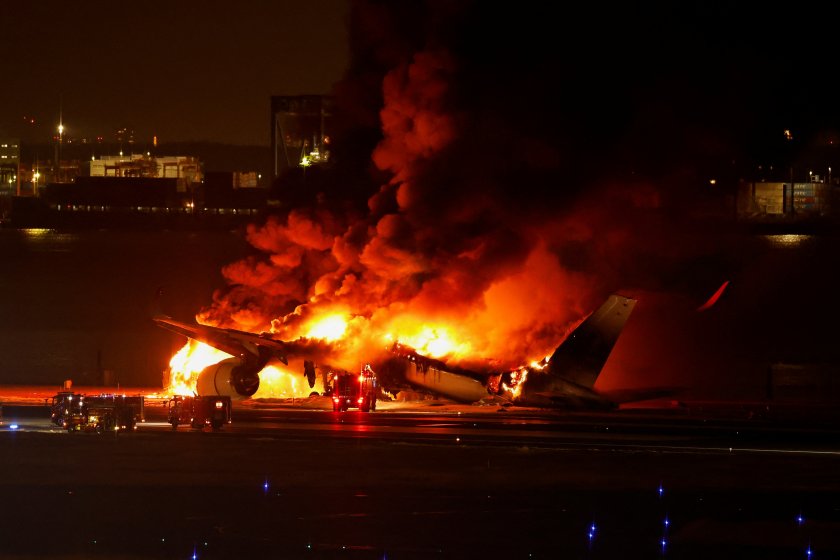 Самолет на японските авиолинии (Japan Airlines), избухна в пламъци, приземявайки