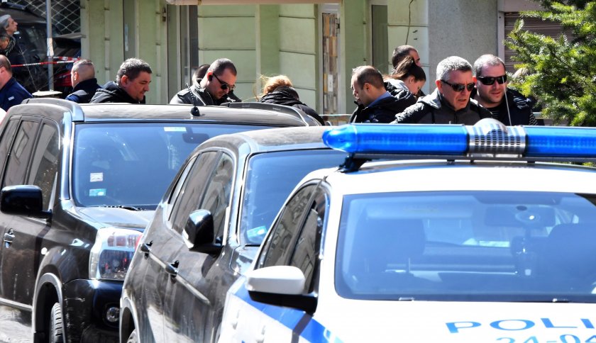 Полиция влезе в бензиностанция във Велико Търново, има задържани