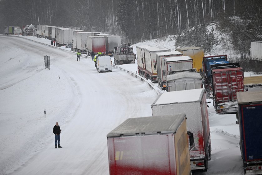 Обилният снеговалеж предизвика транспортен хаос в Швеция. Над 1000 превозни средства