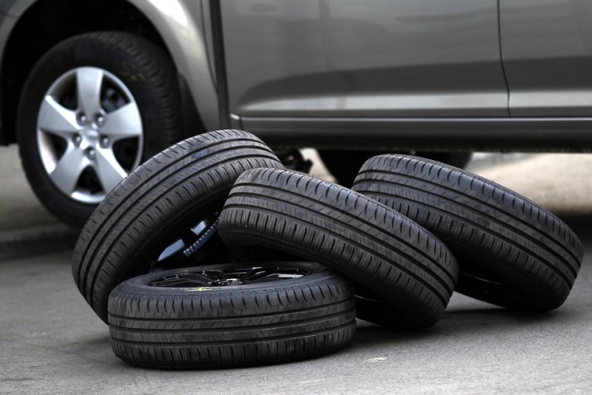 Хванаха двама мъже, откраднали автомобилни гуми от сервиз в Дупница