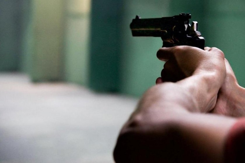 Нафиркан мъж стреля в ресторант в Пловдив