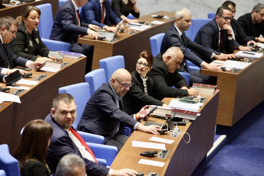 Шефката на ПГ на ГЕРБ Десислава Атанасова може да изкачи