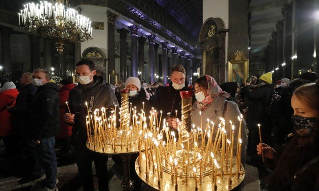Православният свят празнува Коледа по стар стил. Среднощна литургия беше