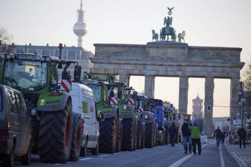 Германски фермери, протестиращи срещу промените в селскостопанската политика, нарушиха трафика
