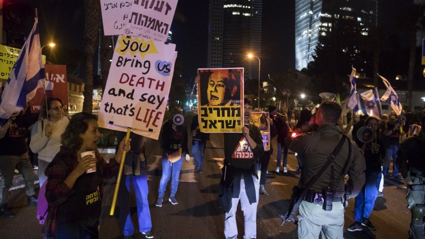 Хиляди изпълниха улиците в Израел на протест срещу "Правителството на злото" (СНИМКИ)