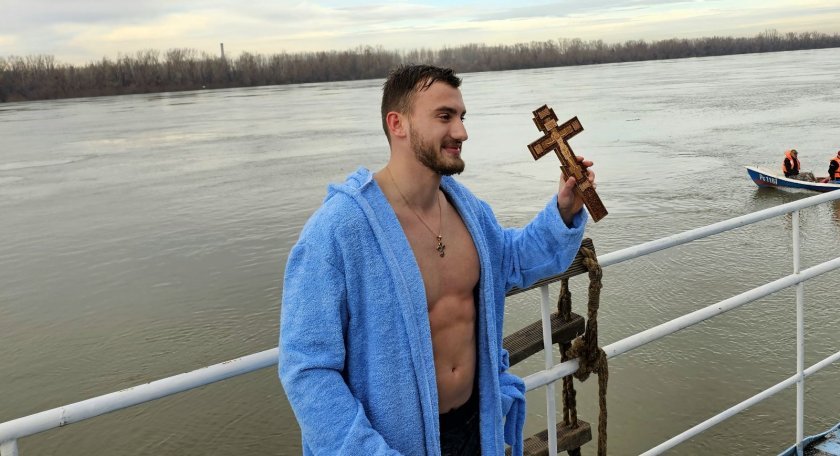23-годишният финансист и банкер Александър Георгиев спаси кръста от река