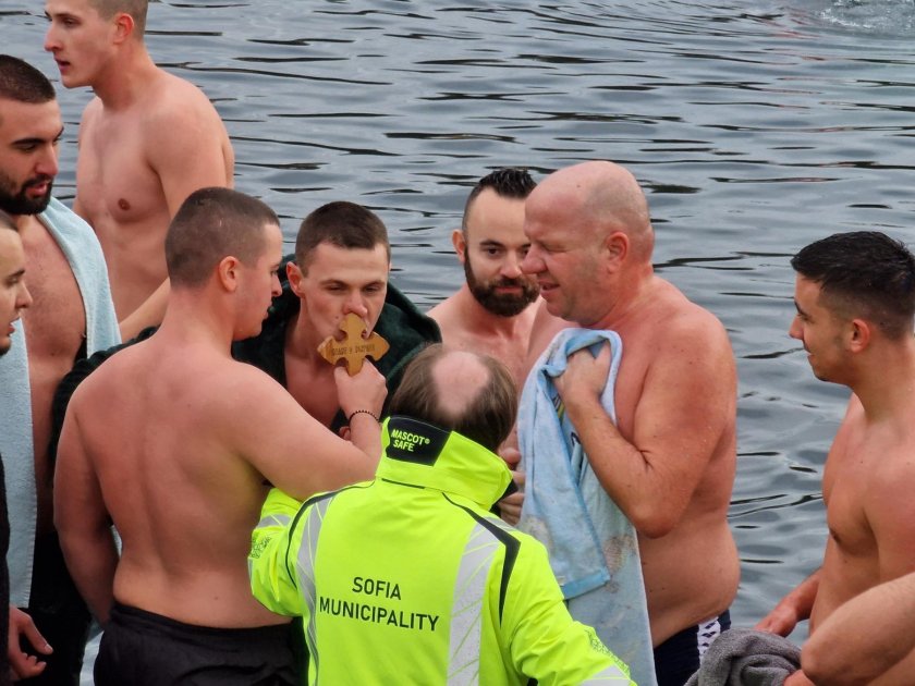 20-годишният Любомир Мутафчийски хвана кръста в езерото в "Дружба" (СНИМКИ) 