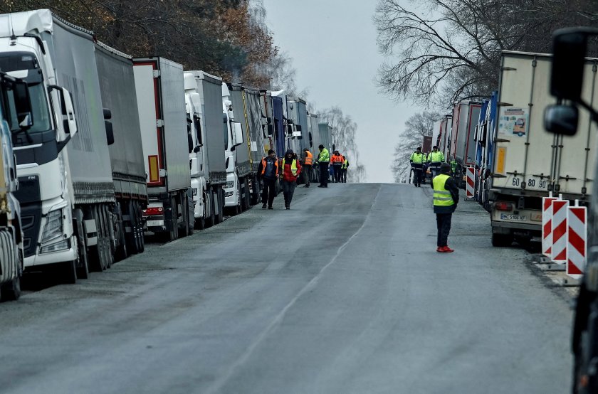 Полските шофьори прекратяват блокадата на границата с Украйна