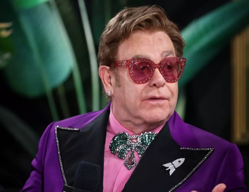 Пиано, гащеризон и ботуши на платформа на британския певец Елтън