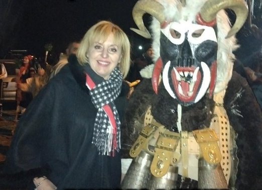 Мая Манолова посети традиционния кукерски фестивал в Симитли преди дни.