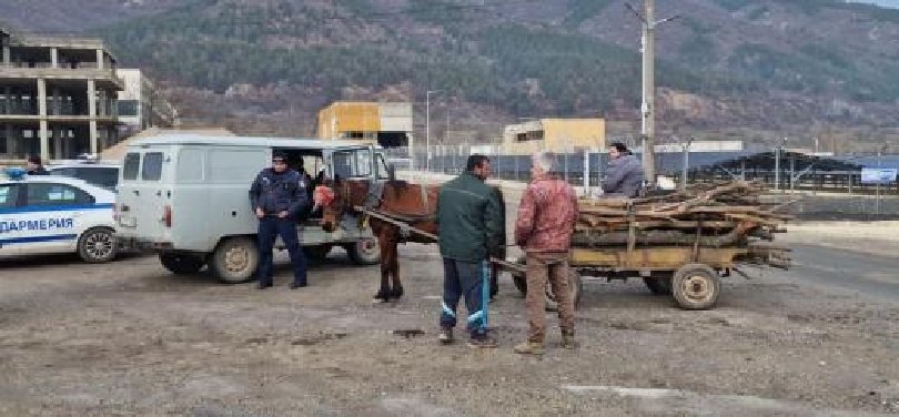 Мащабна полицейска операция се провежда в ромския квартал в Мъглиж. Там