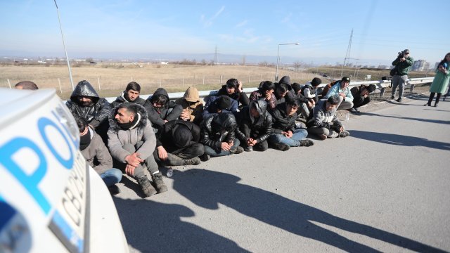Наши полицаи спипаха трафиканти, извозвали хора за Гърция