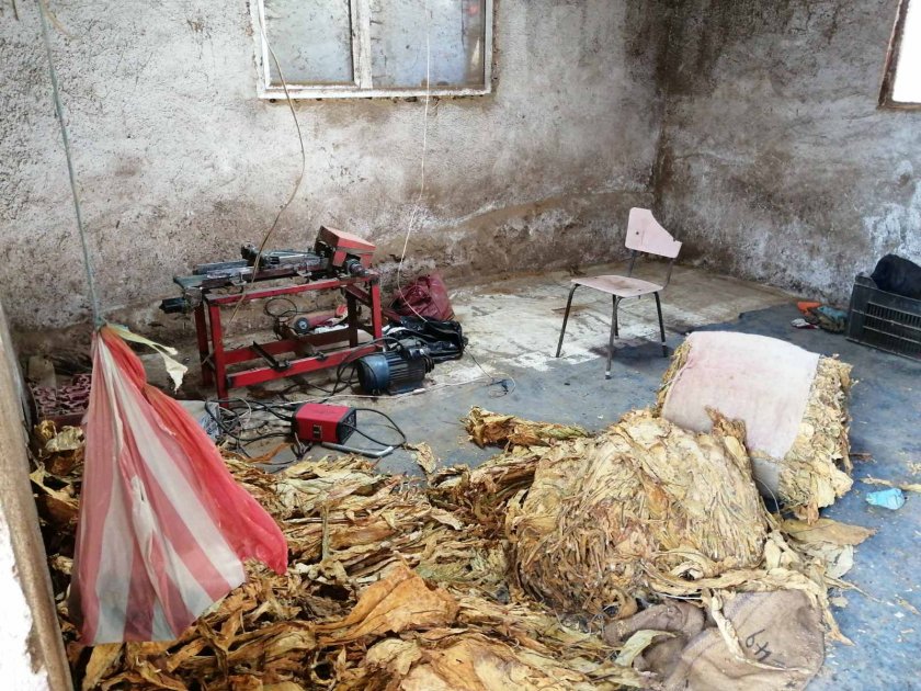 Задържаха петима в ромската "Шекер махала" със 140 кг контрабанден тютюн
