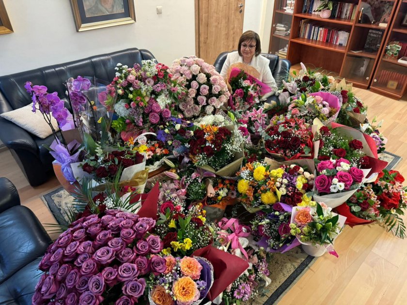 Десетки букети с цветя получи Корнелия Нинова за 55-ия си
