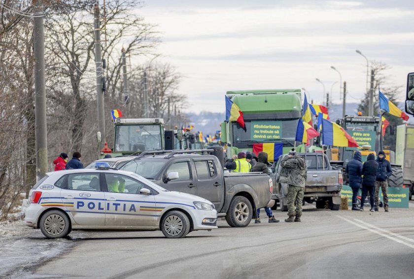 Румънски фермери блокираха пункт на румънско-украинската граница в четвъртък, съобщи украинската