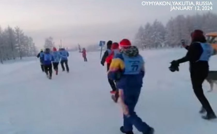 Ентусиасти тичаха при минус 52 градуса на маратон в Сибир (ВИДЕО)