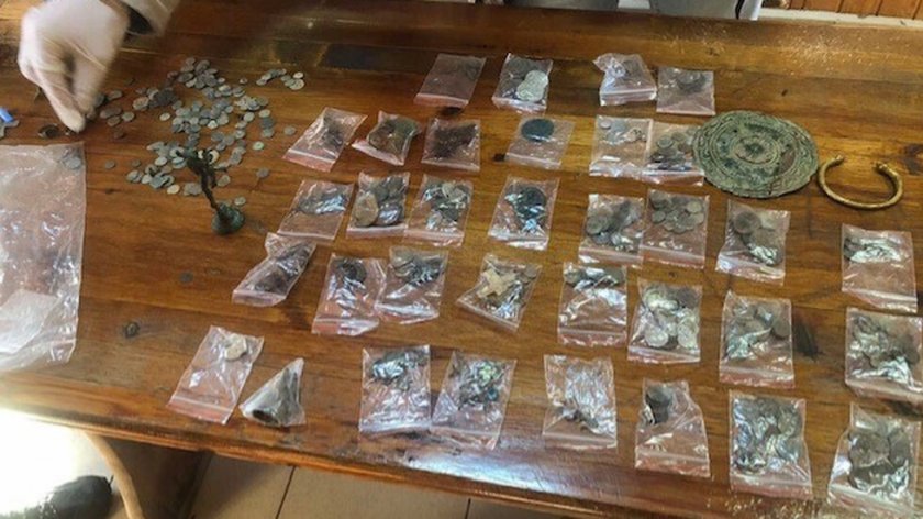 Спецакция в Сунгурларе: Иззеха ценни артефакти от дома на бандит (СНИМКИ)