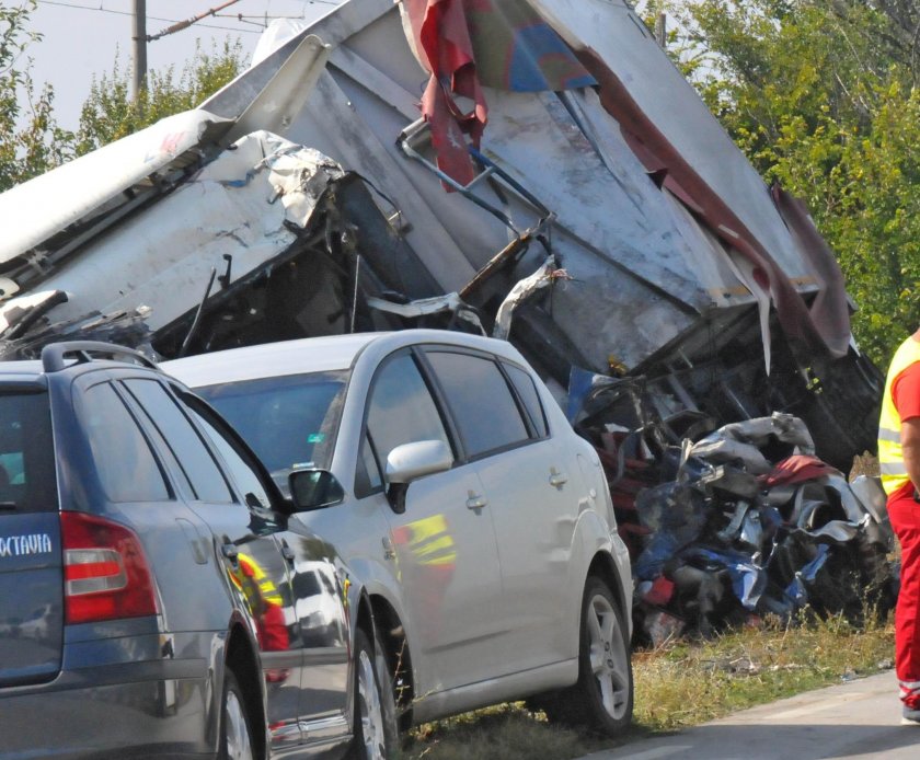 Лек автомобил и тир с полска регистрация са се ударили
