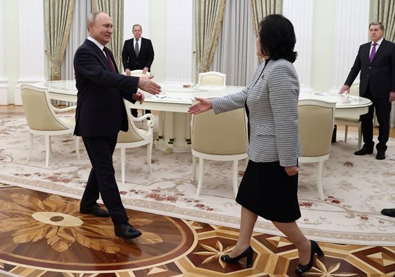 Руският президент Владимир Путин разговаря днес с външните министри на