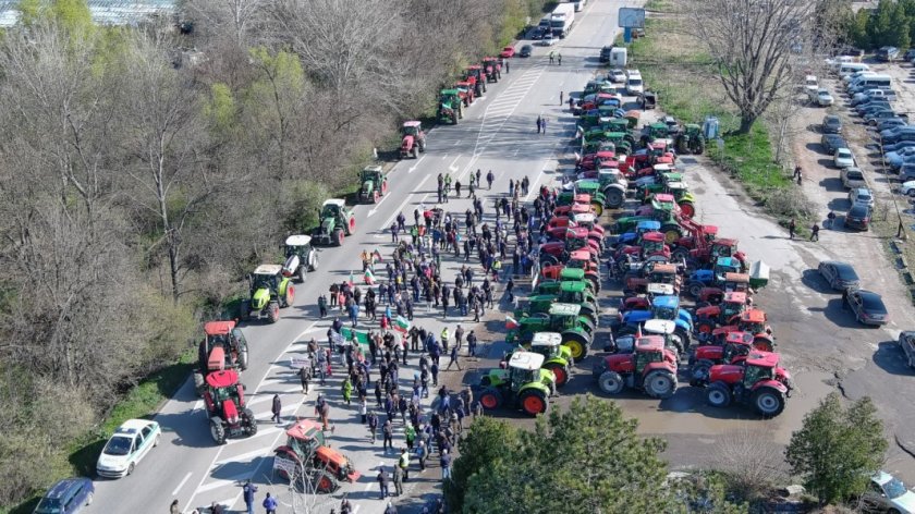 Румънските фермери блокираха с трактори границата с България
