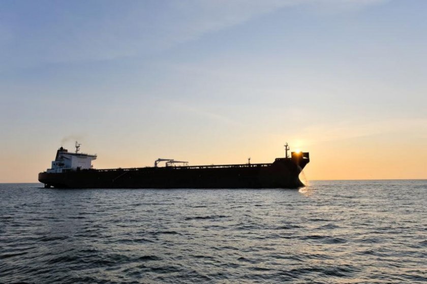 Движението през пролива Босфор е спряно заради повреда на петролен танкер, предават