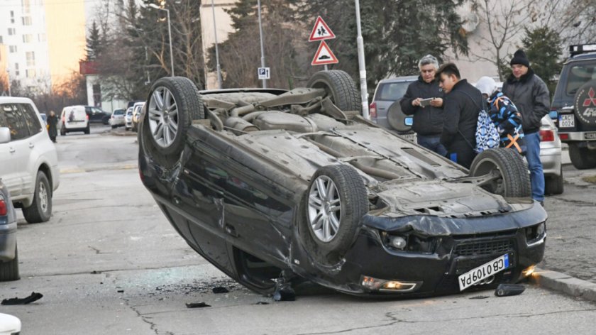 Кола се обърна в центъра на София