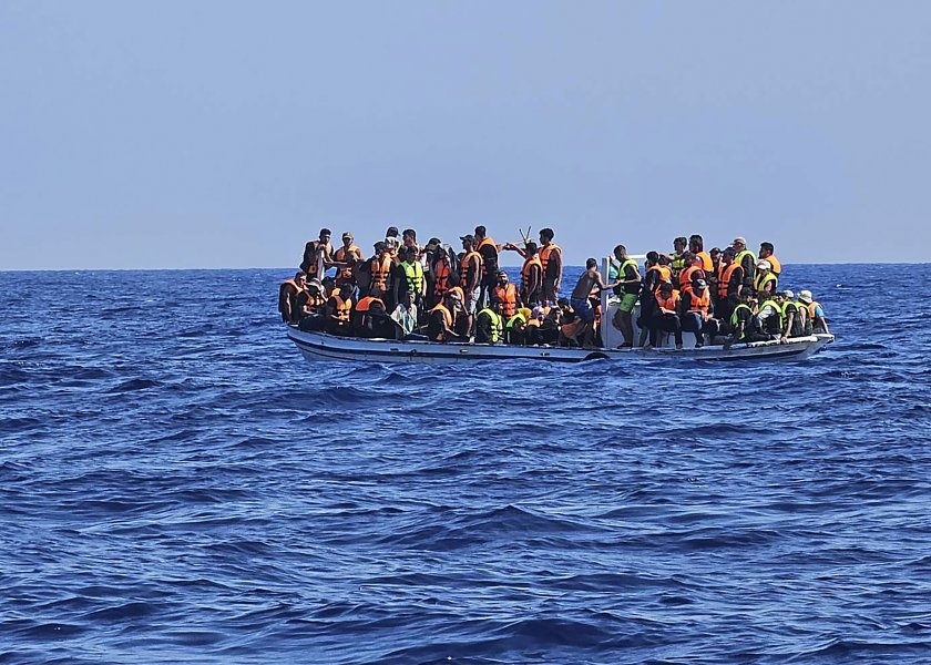Шестдесет мигранти бяха спасени от малка лодка край Кипър в
