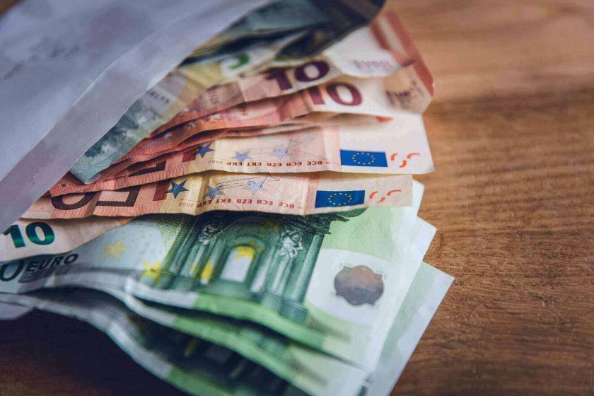 Гърция обмисля да повиши минималната заплата по-рано от очакваното