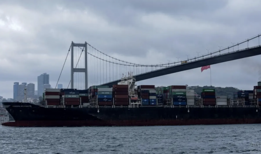 Петролният танкер Перия, плаващ под либерийски флаг, блокира движението в