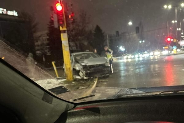 Шофьор се заби в стълб край метростанция "Г. М. Димитров" в София