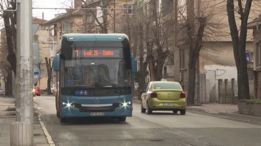 Скандал: Шофьор на градски рейс гони дете заради билет, купен с жълти стотинки във Враца