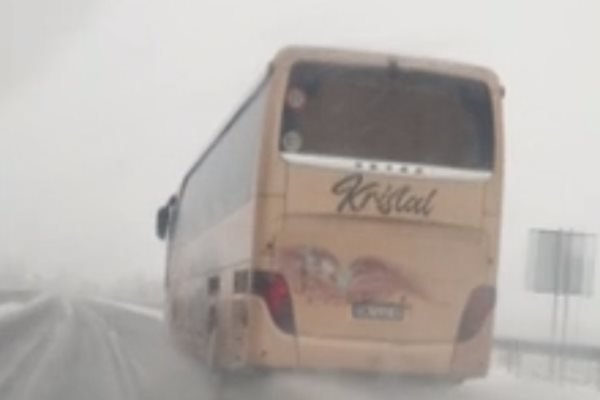 Автобус хвърчи със 120 км/ч по заснежената магистрала „Тракия“