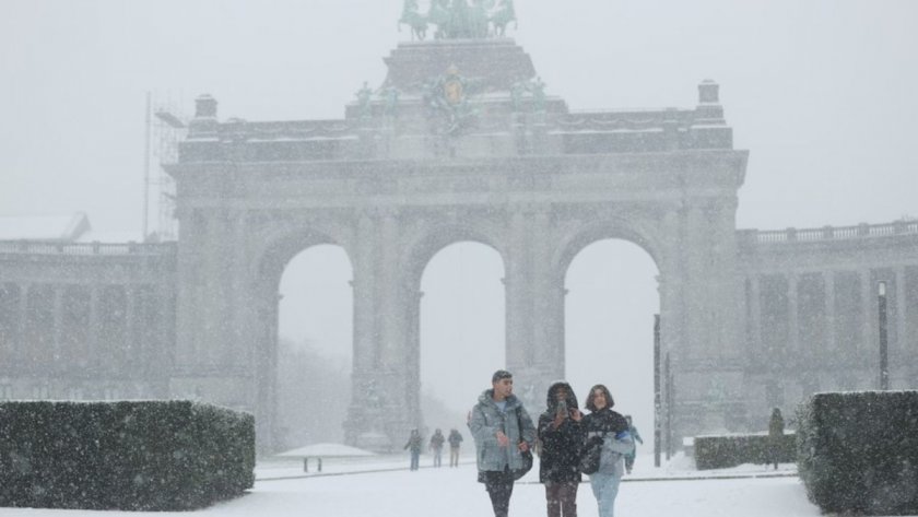 Снеговалежи блокираха летища и пътища в Европа