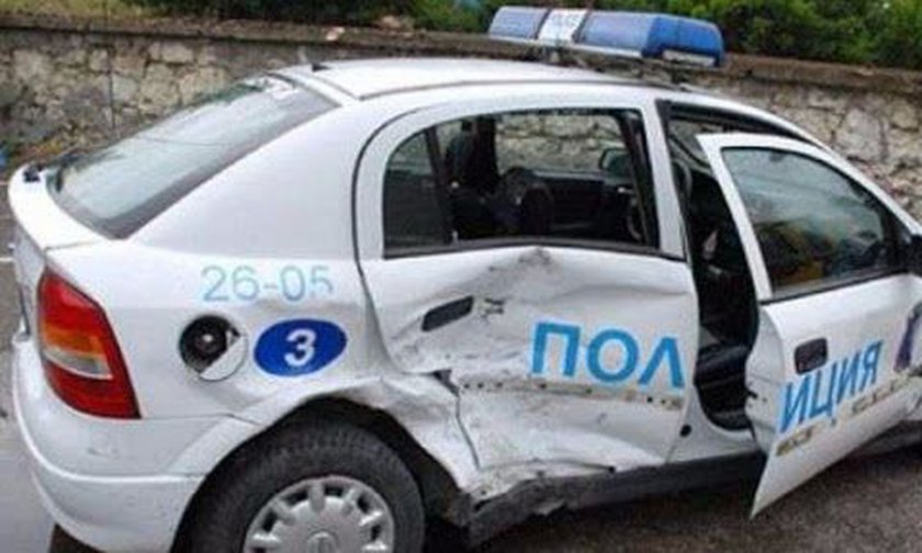 Катастрофа между кола на полицията и личен автомобил в Габрово.