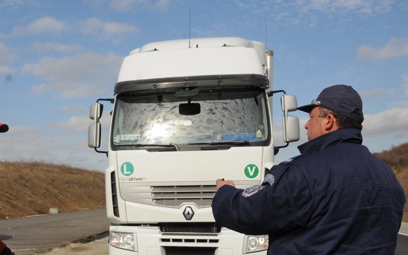 Гонка край Стражица: Камион изблъска патрулка от пътя, полицаите хукнаха пеш 