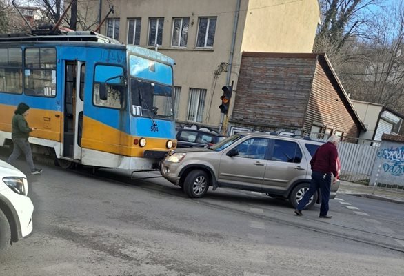 Кола се заби в трамвай в столичния квартал "Княжево"