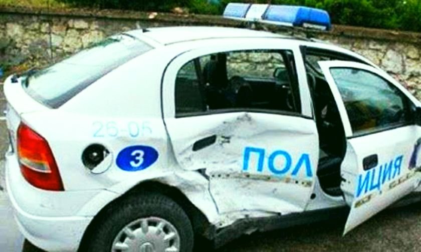 ЗИЛ блъсна патрулка край Стражица, шофьорът опита да избяга