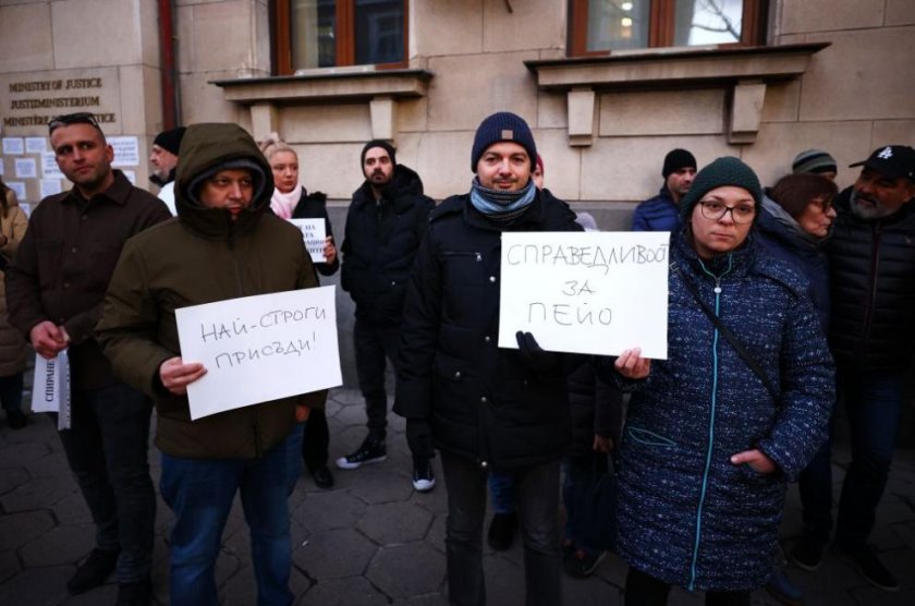 „Справедливост за Пейо“: Протест в памет на убития баща се провежда в София