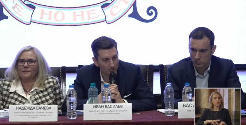 На живо пред огромен брой граждани кметът Васил Терзиев и
